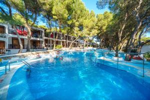 una piscina en un complejo con gente dentro en Sol Parc Hotel & Apartments, en Son Parc