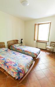 a bedroom with two beds and a window at Welcome Traveller IL BORGO APARTMENT in Bardolino