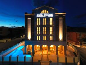 Bazén v ubytování Residence Hotel Alba Palace nebo v jeho okolí