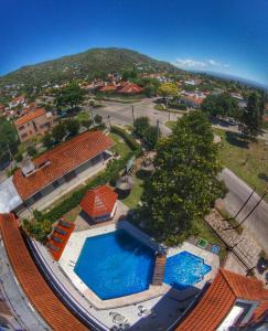 
Una vista aérea de Hotel Carlos Paz
