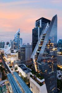 vistas al perfil urbano con rascacielos en Rosewood Bangkok en Bangkok