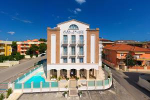 Bazén v ubytování Residence Hotel Alba Palace nebo v jeho okolí