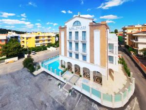 uma vista aérea de um edifício com piscina em Residence Hotel Alba Palace em Alba Adriatica