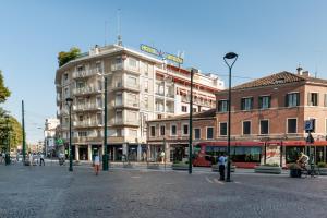a building on a city street with people walking around at Appartamento Le Barche in Mestre