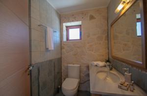 Koupelna v ubytování Kantouni House + 17 fotografií