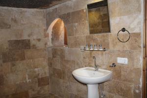 uma casa de banho com um lavatório e um espelho em Coco Cave em Goreme