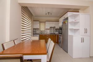 Kuchyň nebo kuchyňský kout v ubytování Körfez Garden Apartments
