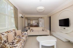 TV a/nebo společenská místnost v ubytování Körfez Garden Apartments