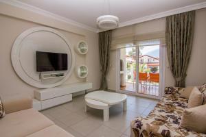 TV a/nebo společenská místnost v ubytování Körfez Garden Apartments