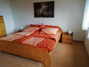 1 dormitorio con cama de madera en una habitación en Ferienwohnung Uschkereit, en Waldmünchen