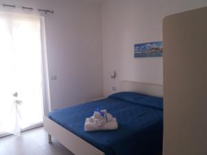 1 dormitorio con 1 cama con 2 toallas en B&B TRA CIELO e MARE en Pietra Ligure