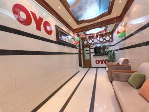 Super OYO 108 Marsa Al Masafar Hotel Apartment في صور: إطلالة على صالة ألعاب مع صالة بولينج vmo