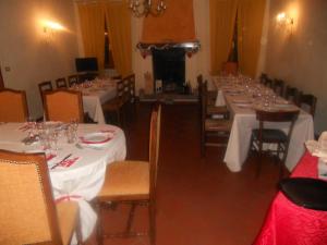 a dining room with long tables with wine glasses at Agriturismo Boaria Bassa in Castel dʼArio