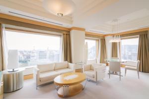 Posezení v ubytování JR Hotel Clement Takamatsu