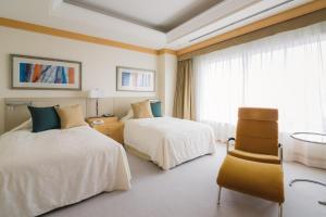 Postel nebo postele na pokoji v ubytování JR Hotel Clement Takamatsu