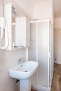 Un baño blanco con lavabo y ducha. en Appartamento Le Barche 2, en Mestre