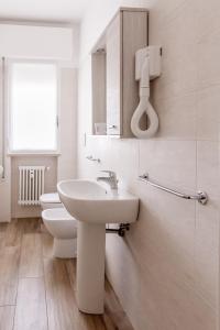 een witte badkamer met een wastafel en een toilet bij Appartamento Le Barche 2 in Mestre