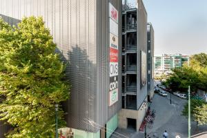 Un edificio con un cartel al costado. en Appartamento Le Barche 2, en Mestre