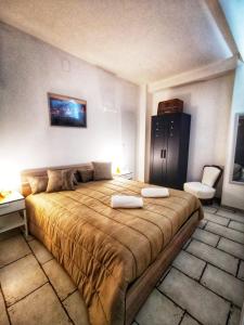 um quarto com uma cama grande num quarto em Pietra Bianca Appartment em Bari