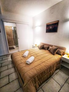 um quarto com uma cama grande com duas almofadas em Pietra Bianca Appartment em Bari