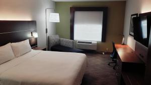 Tempat tidur dalam kamar di Holiday Inn Express Hotel and Suites Weslaco, an IHG Hotel