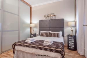 バルセロナにあるAlcam Urgellのベッドルーム1室(大型ベッド1台、タオル2枚付)