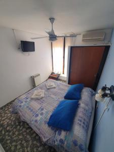 
Una cama o camas en una habitación de Hotel Carlos Paz
