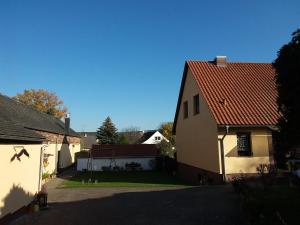 Cette chambre offre une vue sur une maison dotée d'un toit rouge. dans l'établissement Ferìenwohnung Mende 2, à Lübbenau