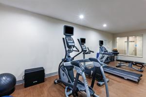 Fitness centrum a/nebo fitness zařízení v ubytování Holiday Inn Express Port Lavaca by IHG