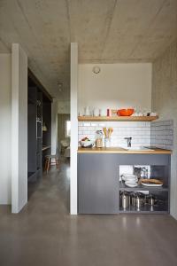 eine Küche mit einer Theke in einem Zimmer in der Unterkunft ipartment Cologne Muelheim in Köln