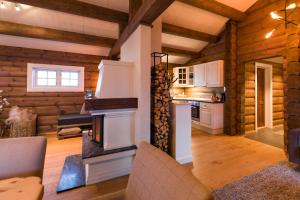 uma sala de estar com lareira num chalé de madeira em Strandafjellet Mountain Lodge em Stranda