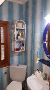 bagno piastrellato blu con servizi igienici e lavandino di Villa Francisco a Villarta