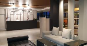 vestíbulo con sofá, silla y barra en Hotel Verde Mar & SPA en Ribeira Grande