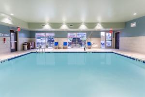 uma grande piscina num ginásio com paredes azuis em Holiday Inn Express & Suites - Florence - Cincinnati Airport, an IHG Hotel em Florence