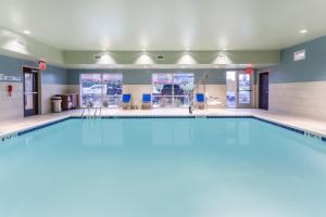 Bazén v ubytování Holiday Inn Express & Suites - Florence - Cincinnati Airport by IHG nebo v jeho okolí