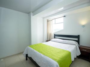 Säng eller sängar i ett rum på ApartaHotel Luxury