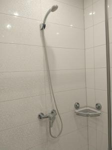 y baño con ducha con cabezal de ducha. en Cztery Kąty, en Glogovia