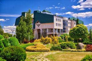 KozinにあるPlatium Spa&Resortの建物の前に庭園があるホテル