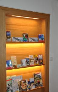 uma estante de livros de madeira cheia de livros em Gästehaus Holaus em Mayrhofen