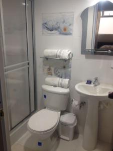 Ett badrum på ApartaHotel Luxury
