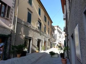 an alley in a city with buildings and potted plants at Appartamento Silvana in Grosseto