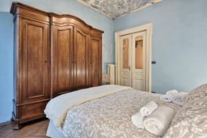 A bed or beds in a room at Acadamis -Il rifugio dei Mercanti- Piazza Castello