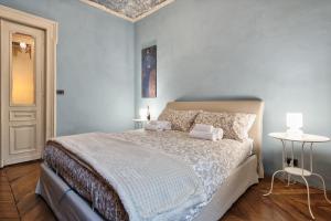 A bed or beds in a room at Acadamis -Il rifugio dei Mercanti- Piazza Castello