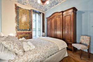 A bed or beds in a room at Acadamis -Il rifugio dei Mercanti- Piazza Castello