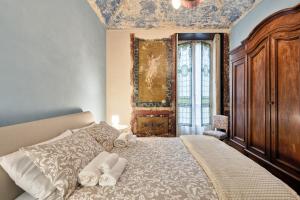 A bed or beds in a room at Acadamis -Il rifugio dei Mercanti- Piazza Castello
