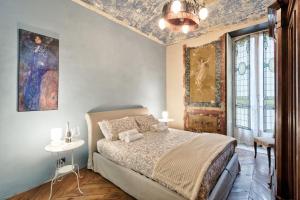 A bed or beds in a room at Acadamis -Il rifugio dei Mercanti- Piazza Castello