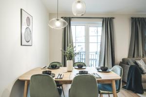 een eettafel en stoelen in de woonkamer bij Oskar Apartments in Neustift im Stubaital