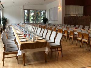 un gran salón de banquetes con mesas y sillas largas en Arsan Otel en Kahramanmaraş