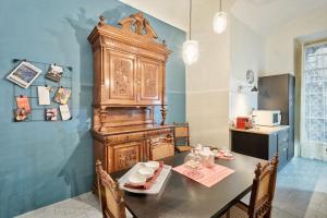 A kitchen or kitchenette at Acadamis -Il rifugio dei Mercanti- Piazza Castello