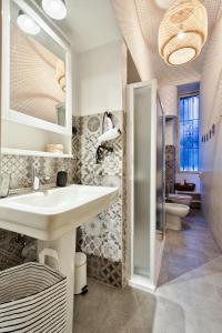 A bathroom at Acadamis -Il rifugio dei Mercanti- Piazza Castello